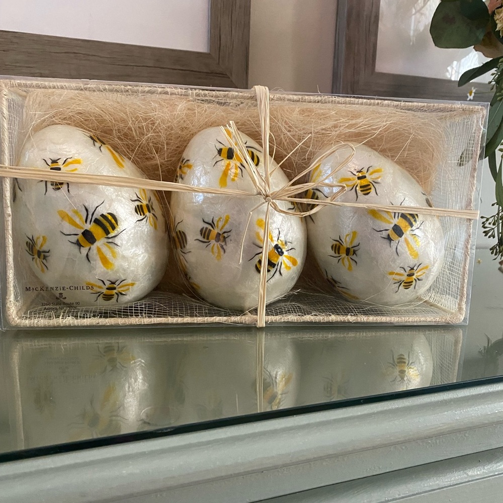 Brand New MacKenzie-Childs Queen Bee Capiz 3-Piece Egg Set Large